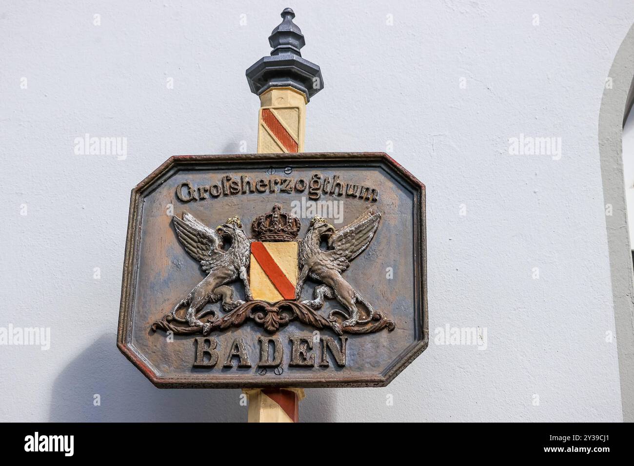 Großherzogtum Baden, Symbolbild, Wappen, Historisches Schild, Baden, Baden-Württemberg, Deutsches Kaiserreich, Geschichte, Hoheitszeichen, Denkmal, Kultur, Erbe, Historisches Symbol, Adelswappen, Monarchie, deutsches Erbe, historische Sehenswürdigkeiten, historische Region, Heraldik, Wappenzeichen, Tradition *** Großherzogtum Baden, Symbolbild, Wappen, historisches Schild, Baden, Baden-Württemberg, Deutsches Reich, Geschichte, Emblem, Denkmal, Kultur, Erbe, historisches Symbol, Adelswappen, Monarchie, deutsches Erbe, historisches Wahrzeichen, historische Region, Heraldik, Emblem, Stockfoto