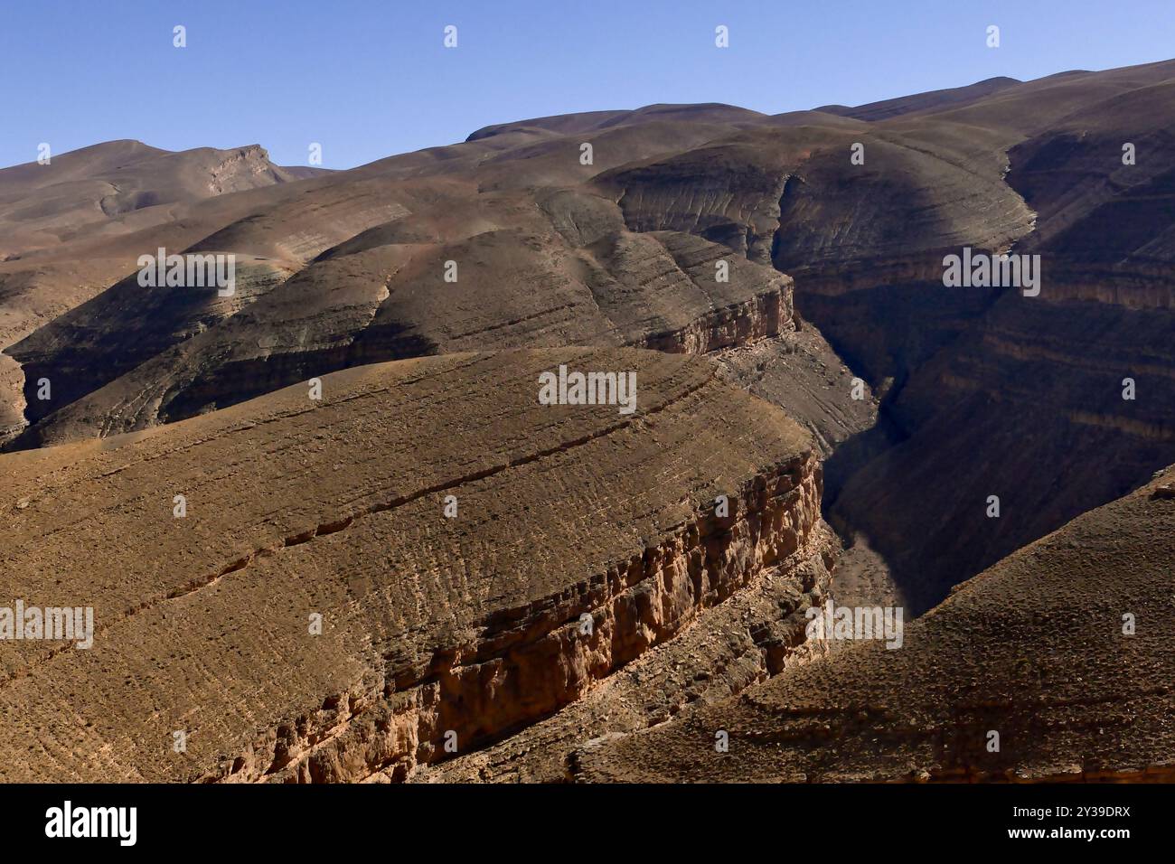 Die Dades-Schlucht wird von einem gewundenen Asphaltstreifen durchzogen, der von den Einheimischen als „Straße der Tausend Kasbahs“ bezeichnet wird. Stockfoto