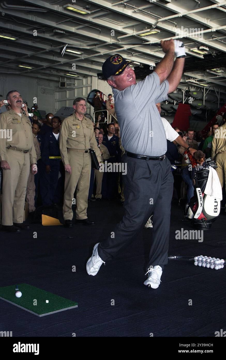 Arabian Gulf (3. März 2004) – Matrosen beobachten, wie der Profi-Golfer Mark O'Meara während einer Demonstration in der Hängebucht des Atomflugzeugträgers USS George Washington (CVN 73) einige Golfbälle schlug. Stockfoto