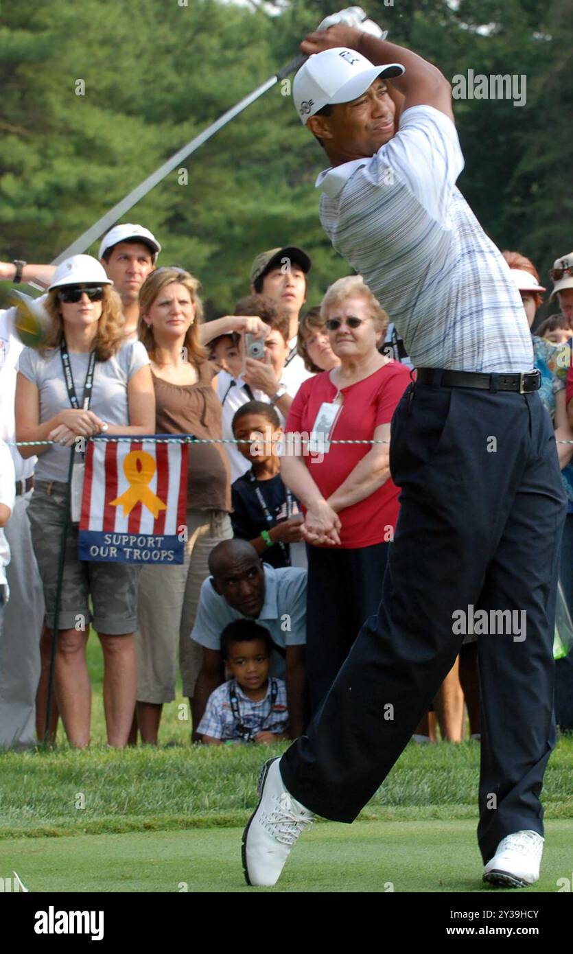 Tiger Woods, Champion Golfer, fährt während des ersten Earl Woods Memorial Pro-am Turniers, Teil der AT&T National PGA Tour, am 4. Juli 2007, im Congressional Country Club in Bethesda, MD. Woods spendete 30.000 Turnierkarten an Militärpersonal, um an der Veranstaltung zu Ehren von Soldaten und Militärfamilien teilzunehmen. Verteidigungsministerium Foto von Petty Officer 2. Klasse Molly A. Burgess, USN. Stockfoto