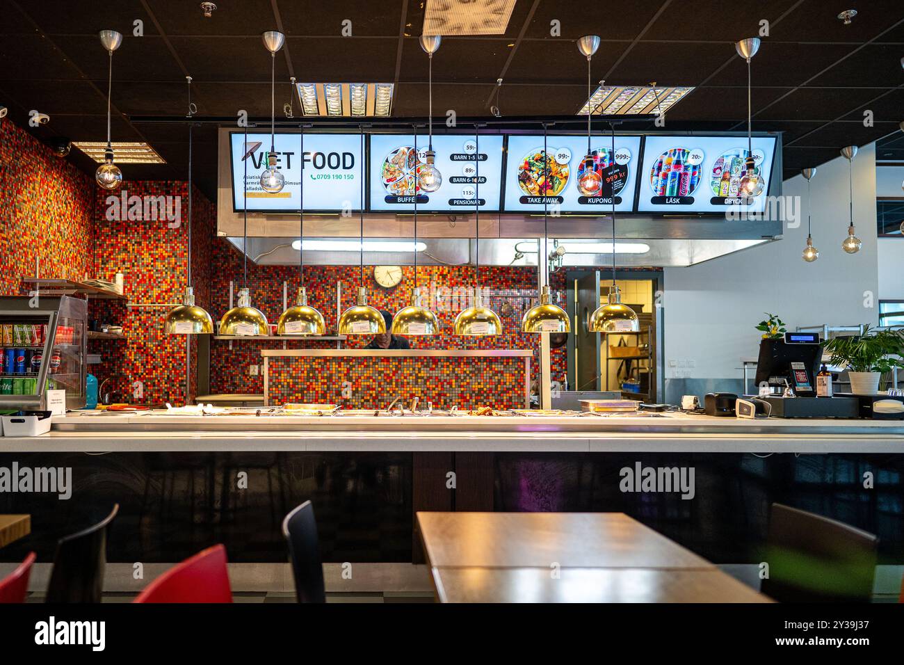 Asiatisches Streetfood zum Verkauf im Geschäftsviertel der Innenstadt oder im Stadtzentrum von Norrköping, Schweden 2024. Stockfoto