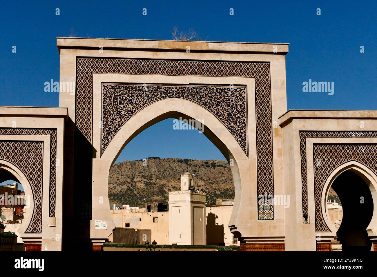 Der Bab Rcif Zugang zum gleichnamigen Platz, Eingangstür zum labyrinthischen Souk von Fes, Marokko Stockfoto