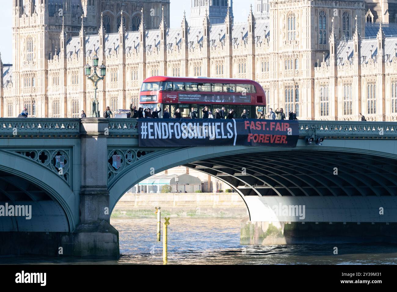 London, Großbritannien. 13. September 2024. Über der Westminster Bridge, von den Houses of Parliament, wird ein großes Banner geworfen, auf dem erklärt wird, dass es die größte globale Aktion überhaupt ist, um von den Regierungen zu fordern, dass sie daran arbeiten, die Verwendung fossiler Brennstoffe zu beenden. In der Aktionswoche vom 13. Bis 20. September wird die Kampagne „Global Fight to End fossile Brennstoffe“ mit der Kampagne „Pay Up for Climate Finance“ zusammengeführt, um einen gerechten und gerechten Ausstieg aus fossilen Brennstoffen als notwendiges Mittel zur Bekämpfung der Bedrohungen durch die globale Heizung zu fordern. Quelle: Ron Fassbender/Alamy Live News Stockfoto