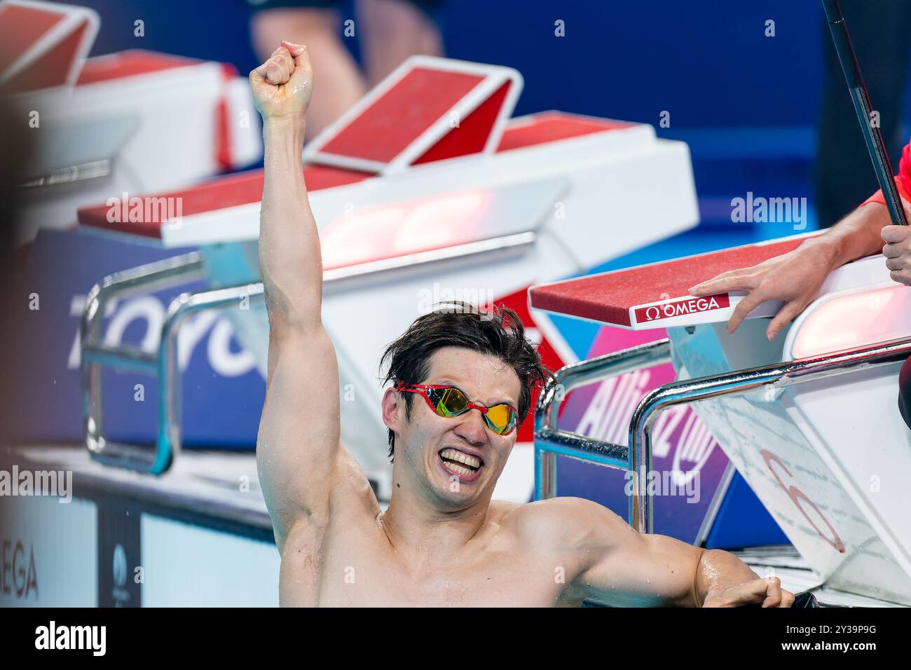 NANTERRE, FRANKREICH - AUGUST 31: Keiichi Kimura aus Japan feiert nach seinem Wettkampf in der 50 m Freestyle S11 der Männer während des 3. Tages der Para Schwimmen - Paris 2024 Sommer Paralympic Games in der Paris La Defense Arena am 31. August 2024 in Nanterre, Frankreich. (Foto: Joris Verwijst/BSR Agency) Stockfoto
