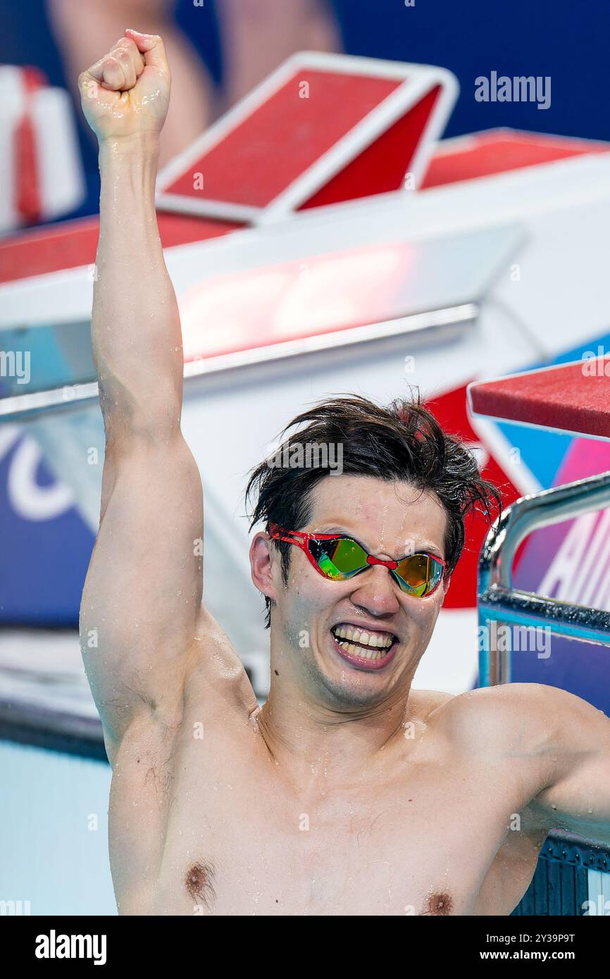 NANTERRE, FRANKREICH - AUGUST 31: Keiichi Kimura aus Japan feiert nach seinem Wettkampf in der 50 m Freestyle S11 der Männer während des 3. Tages der Para Schwimmen - Paris 2024 Sommer Paralympic Games in der Paris La Defense Arena am 31. August 2024 in Nanterre, Frankreich. (Foto: Joris Verwijst/BSR Agency) Stockfoto
