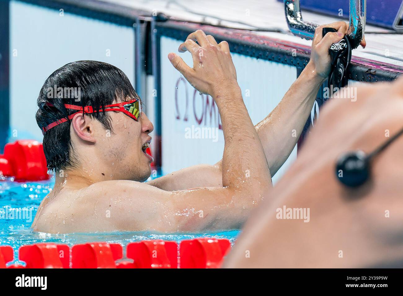 NANTERRE, FRANKREICH - AUGUST 31: Keiichi Kimura aus Japan feiert nach seinem Wettkampf in der 50 m Freestyle S11 der Männer während des 3. Tages der Para Schwimmen - Paris 2024 Sommer Paralympic Games in der Paris La Defense Arena am 31. August 2024 in Nanterre, Frankreich. (Foto: Joris Verwijst/BSR Agency) Stockfoto