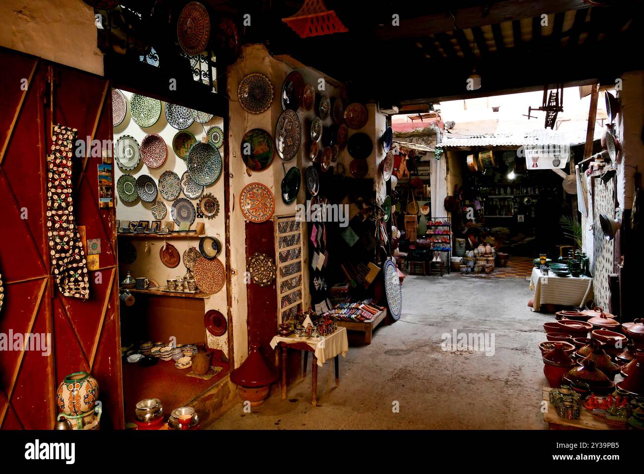 Fes, Marokko. Der Souk bietet Kunsthandwerk und typische Produkte Stockfoto