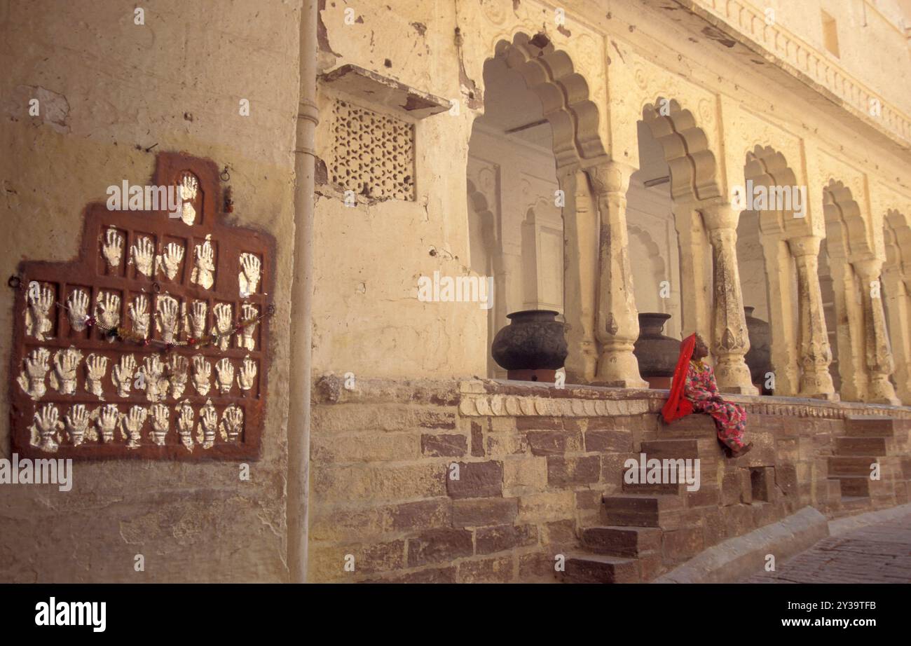 Weibliche Königinnen Handabdrücke von Sati und Gitter mit geschnitzten Händen im Meherangarh in der Stadt Jodhpur in der Provinz Rajasthan in Indien. Indien, Jo Stockfoto