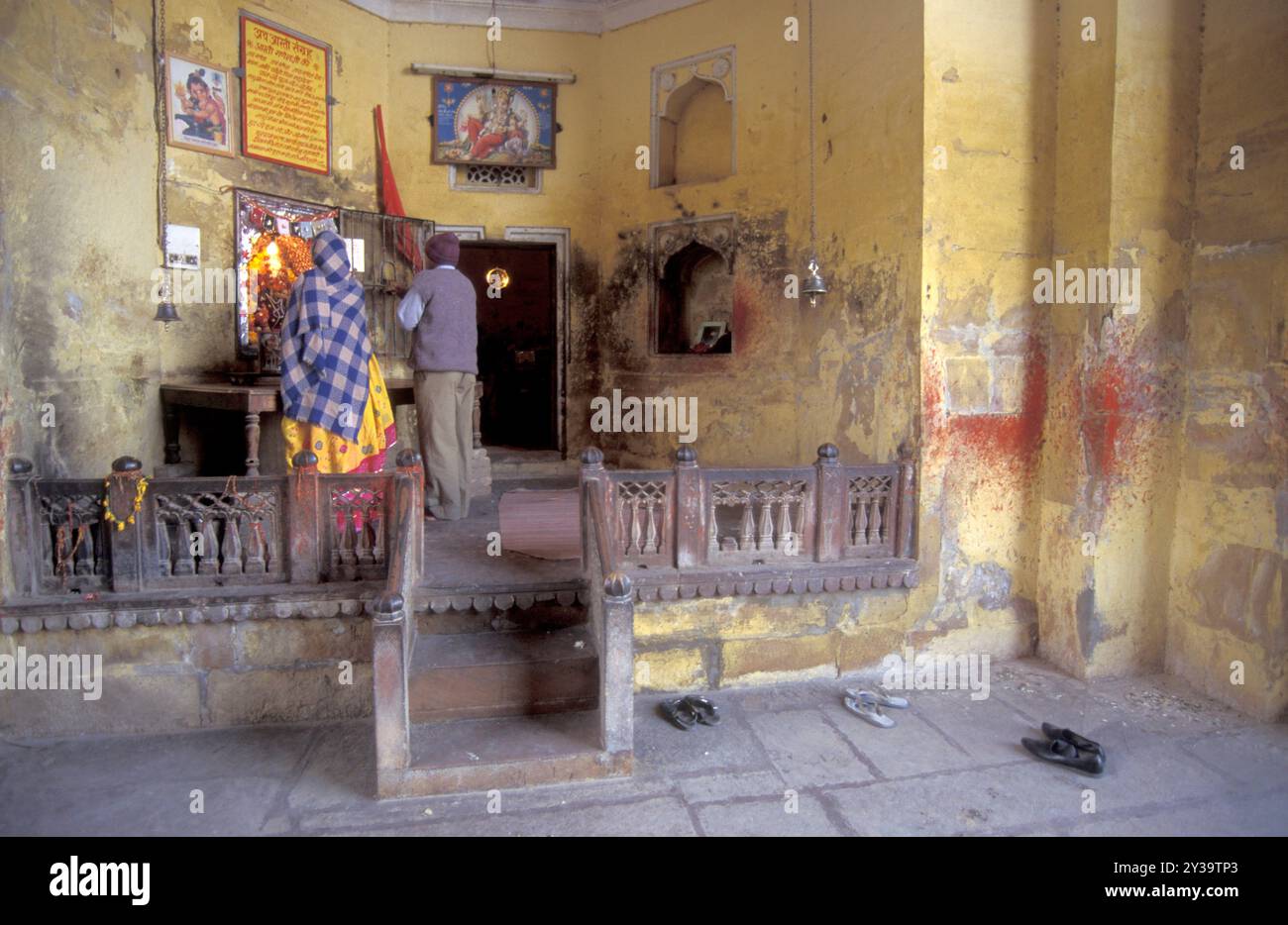 Ein Schrein bei den Frauen-Königinnen-Handabdrücke von Sati und Gitter mit geschnitzten Händen im Meherangarh in der Stadt Jodhpur in der Provinz Rajasthan in I Stockfoto