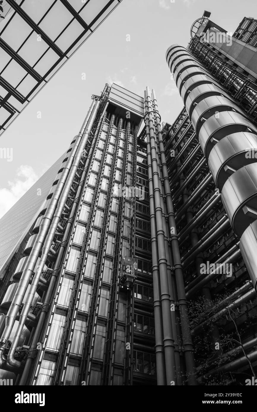 London, Großbritannien - 25. April 2019: Vertikales Foto mit der Außenseite des Lloyds-Gebäudes oder des Inside-Out Building, dem Wohnhaus der Versicherungsanstalten Stockfoto