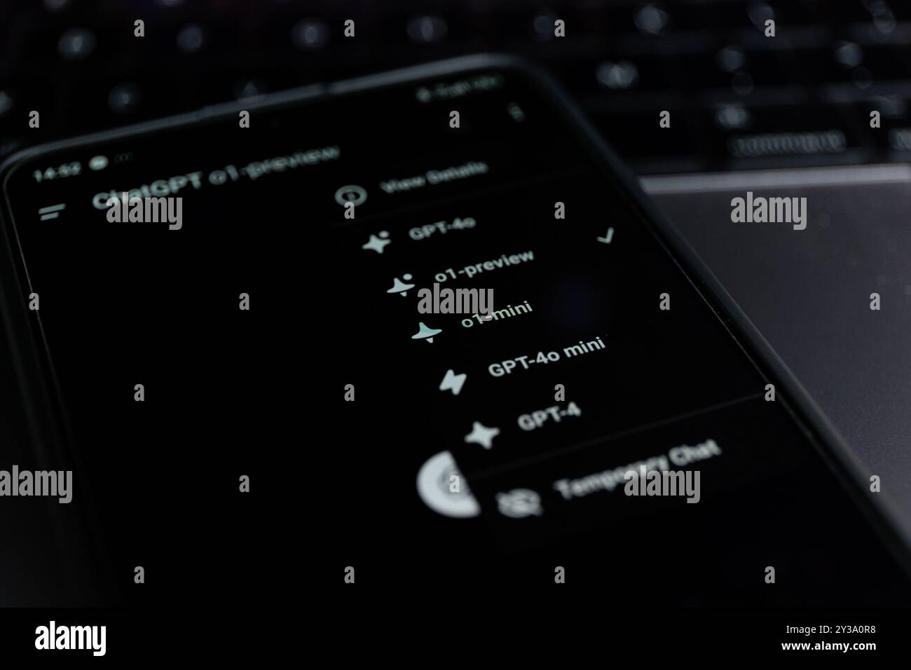 Kaunas, Litauen – 13. September 2024: ChatGPT-Sprachmodell OpenAI o1 auf dem Smartphone-Bildschirm Stockfoto