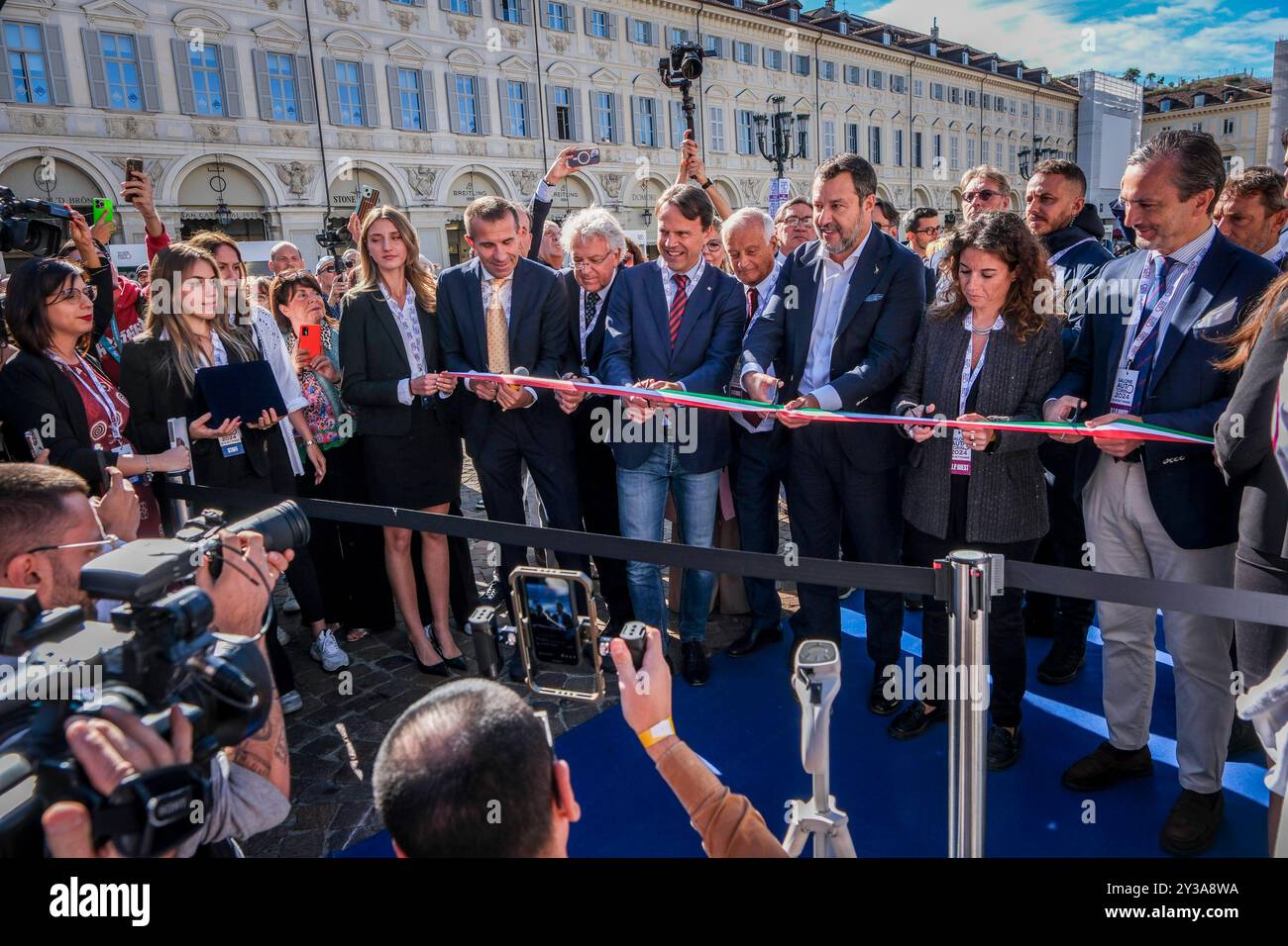 Il ministro dei trasporti Matteo Salvini, presidente Camera di Commercio Dario Gallina, assessore piemeonte Andrea Tronzano, Direttore Salone Auto Andrea Levy, Presidente piemonte AlbertoCirio 2024, Assessora di Tprino Chiara Foglietta all'inaugurazione del Salone dell'Auto di Torino, Italia - Cronaca - Venerd Stockfoto