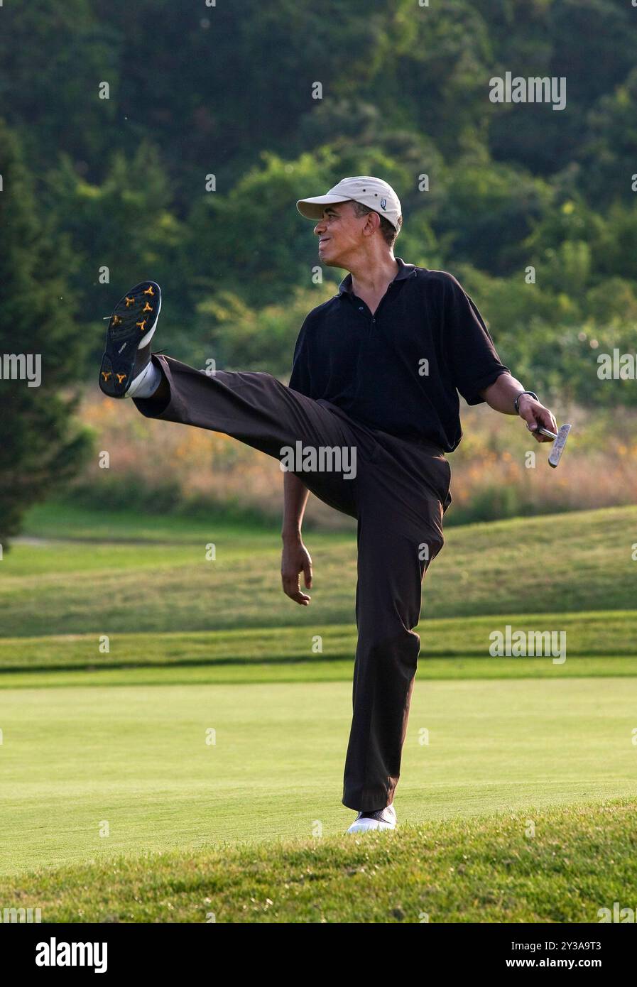 US-Präsident Barack Obama hat während seiner Ferien auf Martha's Vineyard, 24. August 2009, während einer Runde Golf auf dem Farm Neck Golf Course, ein wenig Englisch auf seinen Schuss gebracht Stockfoto