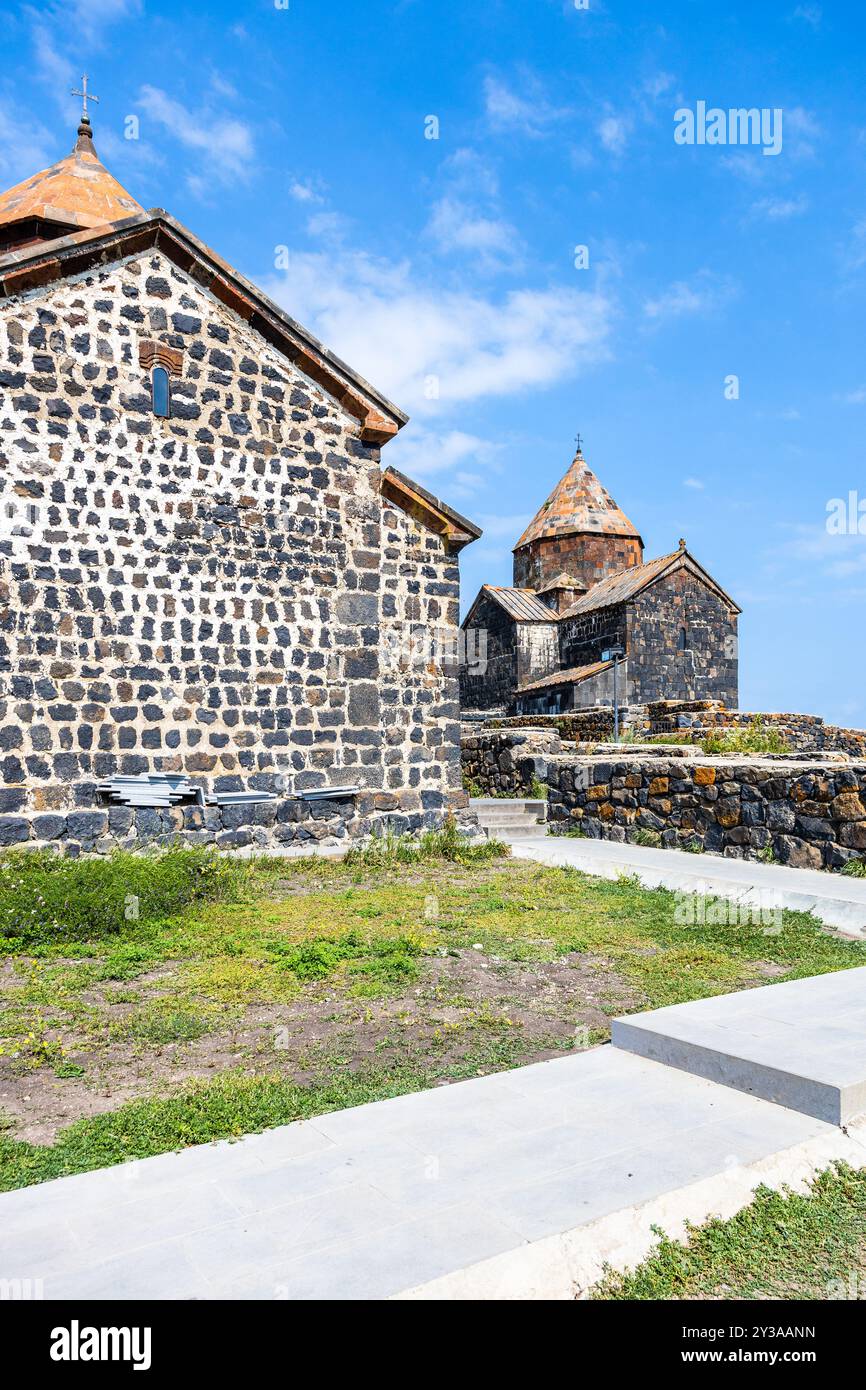 Antike Kirchen des Sewanawank Sevan Kloster, Armenien an sonnigen Sommertagen auf der Halbinsel Sewan Stockfoto