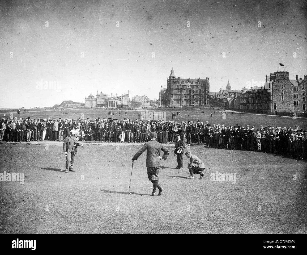 1895: Freddie Tait vs. John Ball Golf Match auf dem St. Andrews Old Course, Schottland (möglicherweise das 17. Green). Stockfoto