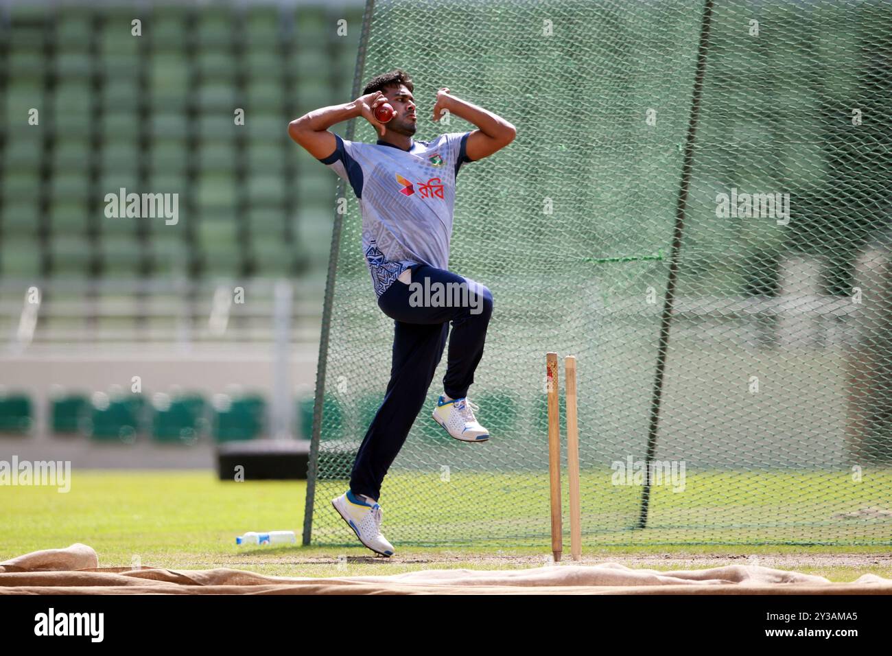 Mehidy Hasan Miraz während des Bangladesch Test Squad nehmen an einer individuellen Trainingssitzung im SBNCS unter den lokalen Trainern vor der zwei Match Test Serie Teil Stockfoto