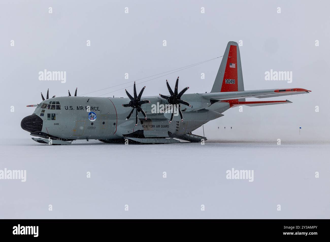 Ein LC-130 Hercules Flugzeug vom 109. Airlift-Flügel sitzt am 9. Mai 2024 im Raven Camp in Grönland. Der LC-130 Hercules ist mit einer Skihandung ausgestattet Stockfoto