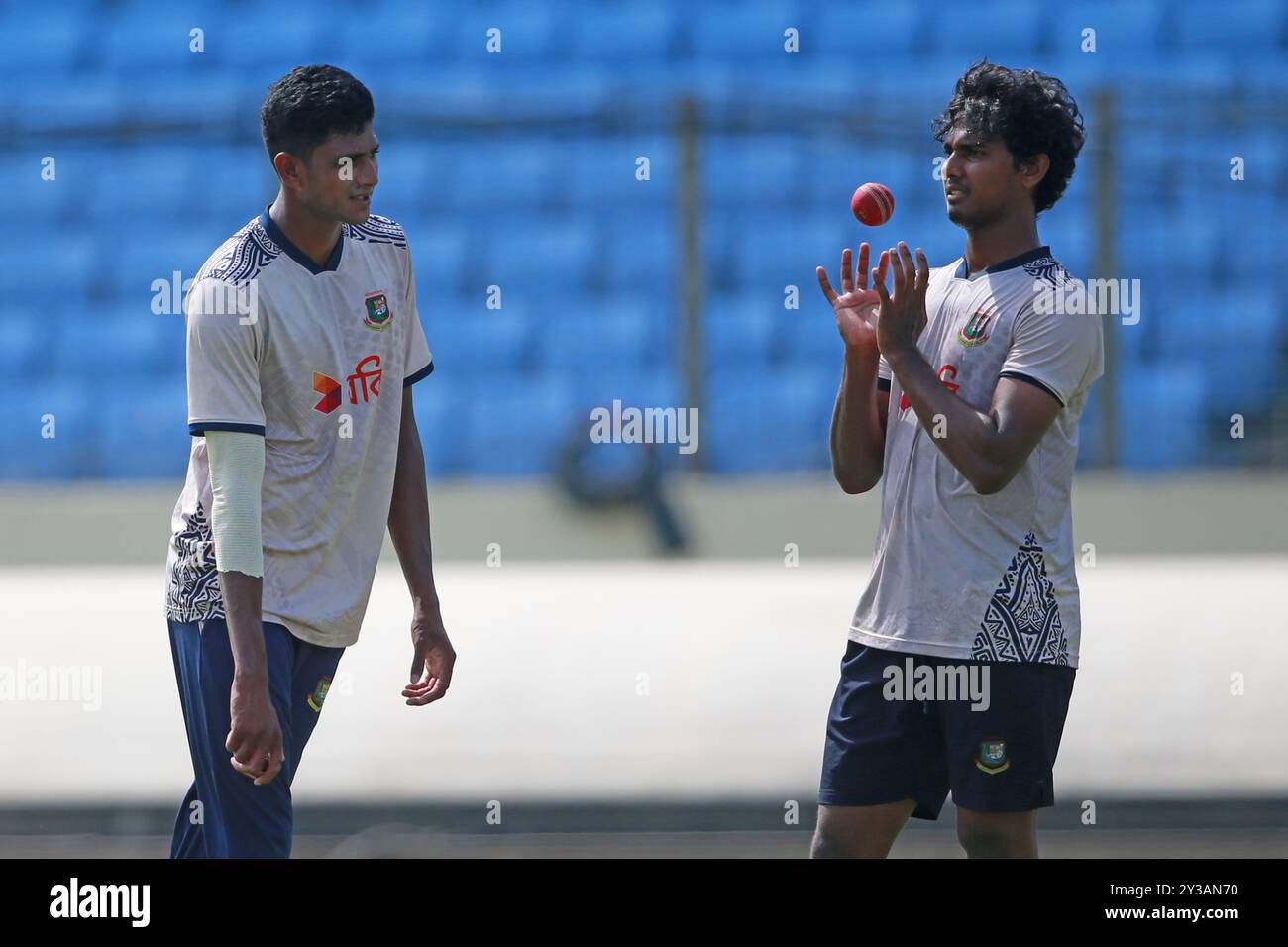 Nahid Rana und Hasan Mahmud während des Bangladesch Test Squad Training Session im SBNCS unter den lokalen Trainern vor den beiden Match Test Series gegen Stockfoto