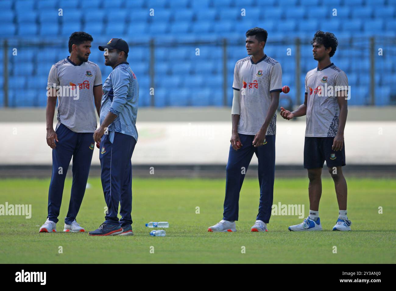 (Von links) Pacer Syed Khaled Ahmed, örtlicher Bowlingtrainer Tarek Aziz, Nahid Rana und Hasan Mahmud während der Übung im Bangladesch Test Squad im SBNC Stockfoto