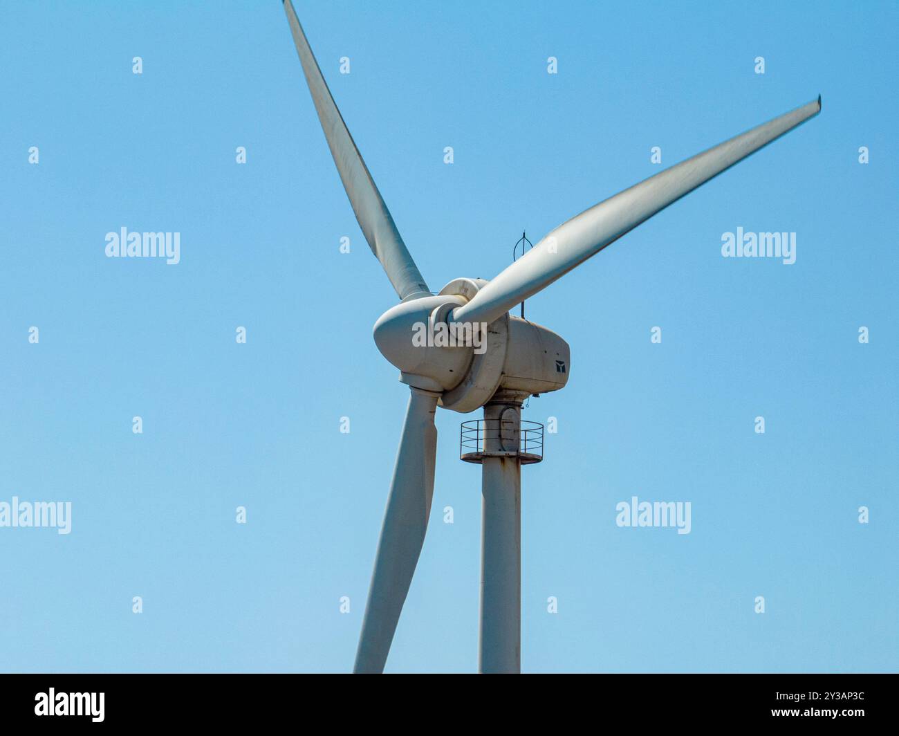 Erneuerbare Energien, Windenergie, Windturbinen, die sich bewegen, in der Nähe des Ozeans. Strom aus erneuerbaren Energiequellen. Stromversorgung. Gran Canaria Stockfoto