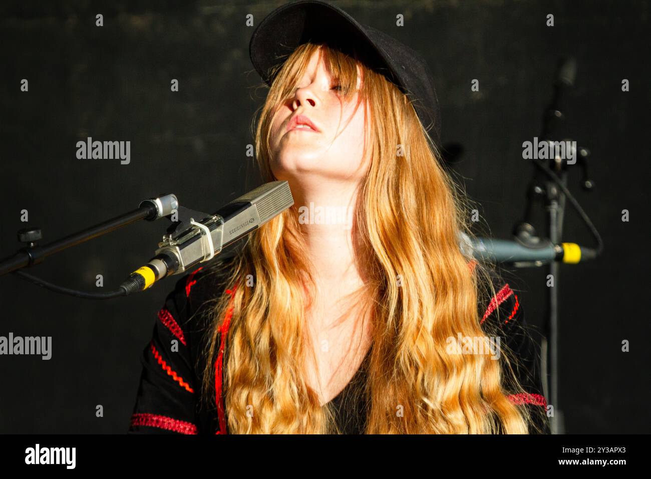 ANNA VON HAUSSWOLFF, KONZERT, GREEN MAN FESTIVAL 2013: Anna von Hausswolff live auf der Walls Garden Stage beim Green man Festival 2013 im Glanusk Park, Brecon, Wales, August 2013. Foto: Rob Watkins. INFO: Anna von Hausswolff ist eine schwedische Sängerin, Songwriterin und Organistin, die für ihre kraftvolle, eindringliche Stimme und atmosphärische Musik bekannt ist. Ihre Musik verbindet Gothic-, Drohnen- und experimentelle Rock-Einflüsse und erforscht Themen wie Tod, Spiritualität und Natur und schafft dunkle, immersive Soundlandschaften. Stockfoto