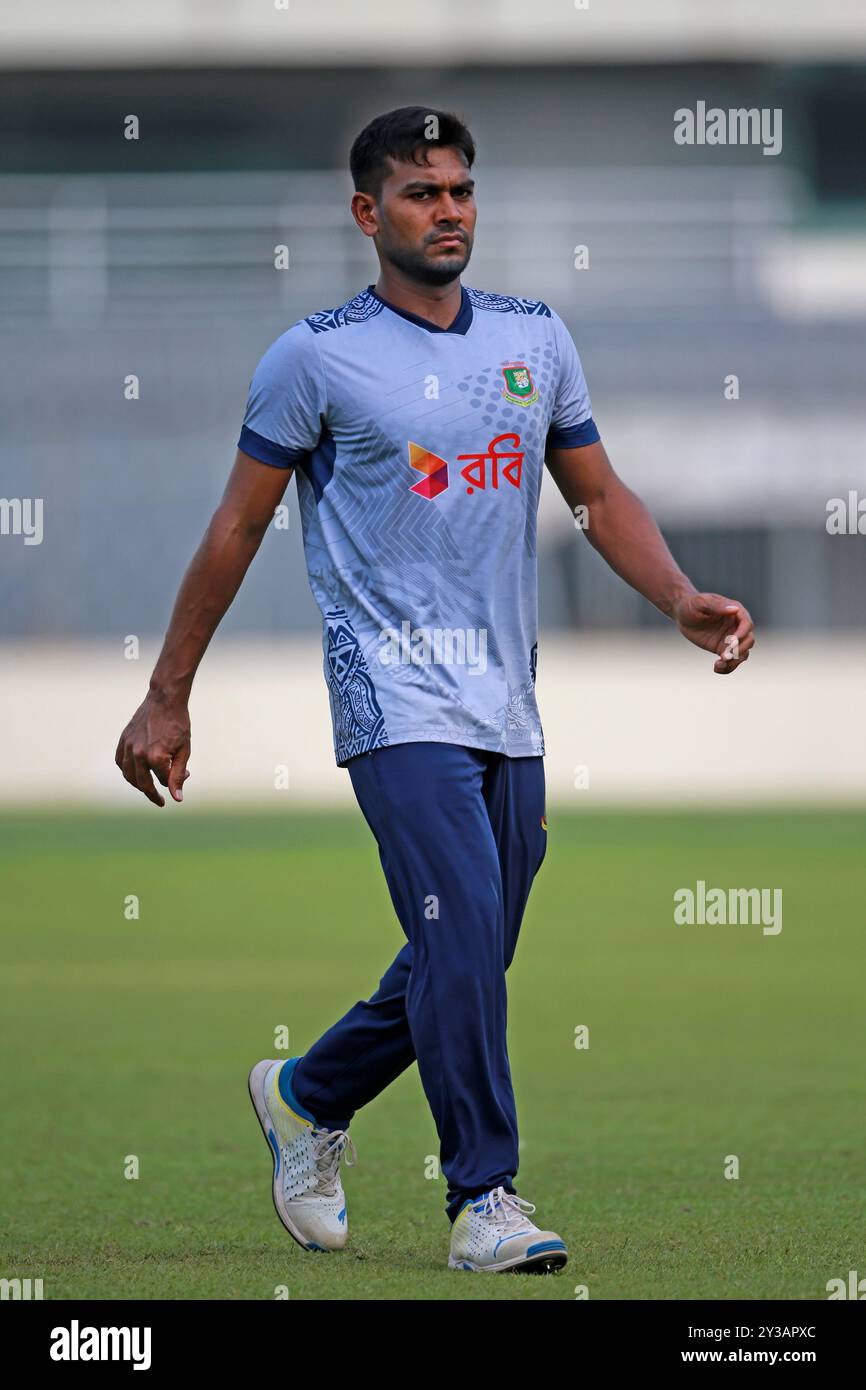 Mehidy Hasan Miraz während des Bangladesch Test Squad nehmen an einer individuellen Trainingssitzung im SBNCS unter den lokalen Trainern vor der zwei Match Test Serie Teil Stockfoto