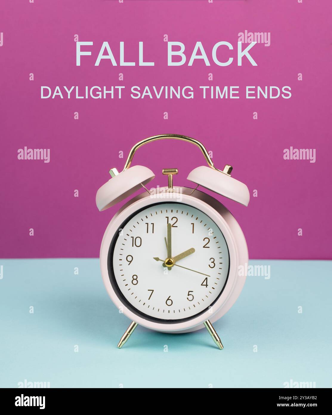 Ende der Sommerzeit im Herbst, Winterumstellung, Wecker, Herbstsaison Stockfoto