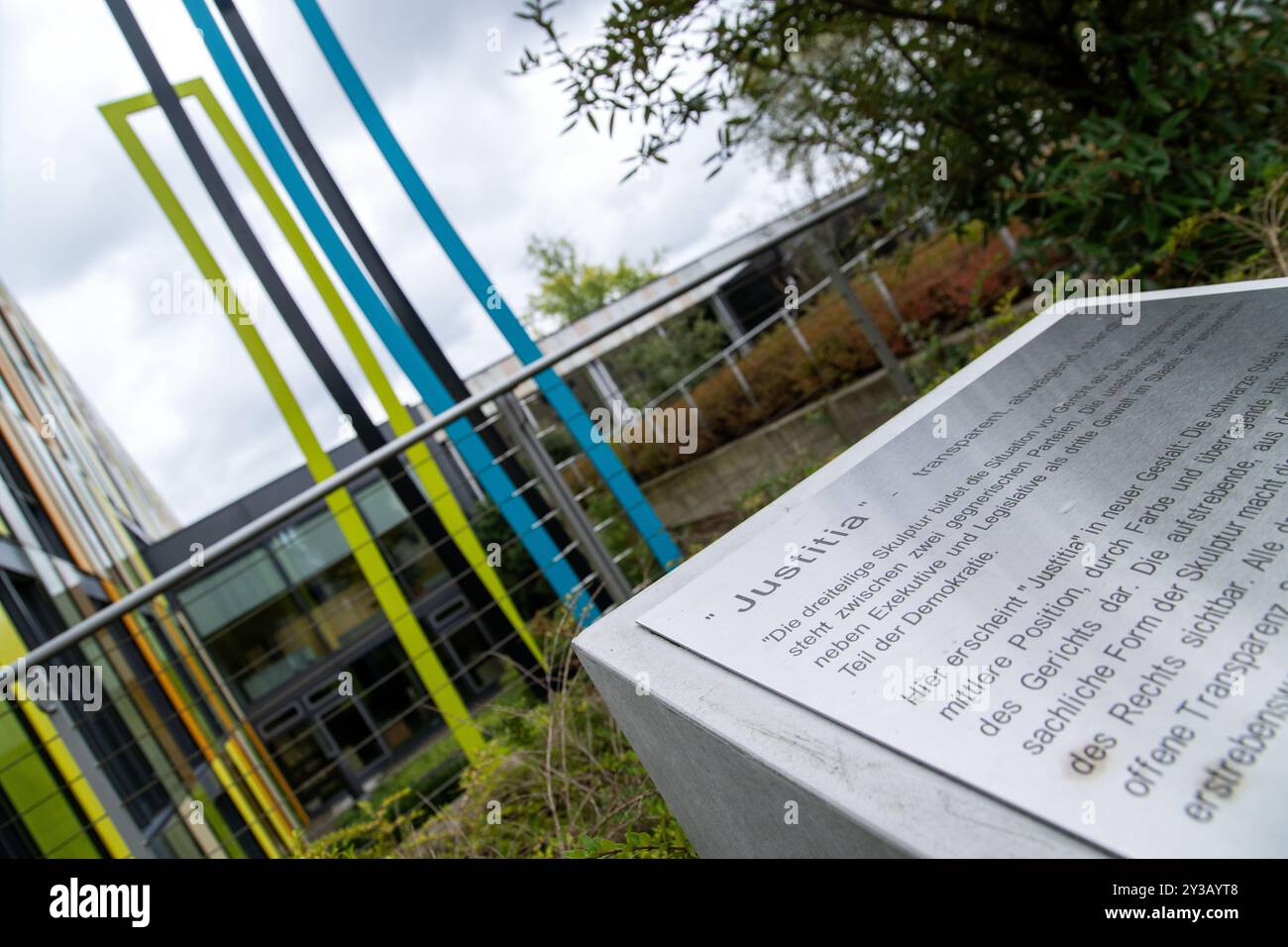 Hof, Deutschland. September 2024. "Jusitita" steht auf einer Tafel vor dem Hofgebäude. Ein Mann wurde in Gewahrsam genommen, weil er einen Angriff auf deutsche Soldaten geplant hatte. Quelle: Pia Bayer/dpa/Alamy Live News Stockfoto