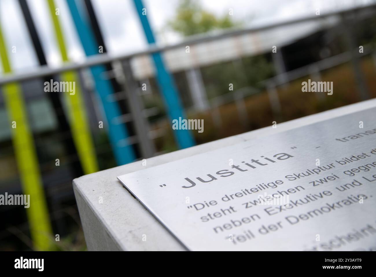 Hof, Deutschland. September 2024. "Jusitita" steht auf einer Tafel vor dem Hofgebäude. Ein Mann wurde in Gewahrsam genommen, weil er einen Angriff auf deutsche Soldaten geplant hatte. Quelle: Pia Bayer/dpa/Alamy Live News Stockfoto