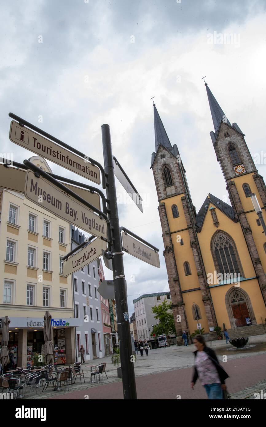 Hof, Deutschland. September 2024. Wegweiser im Stadtzentrum von Hof weisen auf Sehenswürdigkeiten und wichtige Punkte hin. Ein Mann wurde in Gewahrsam genommen, weil er einen Angriff auf deutsche Soldaten geplant hatte. Quelle: Pia Bayer/dpa/Alamy Live News Stockfoto