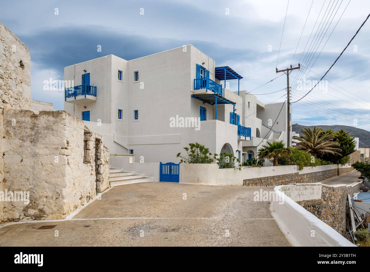 Tholaria Dorf mit engen Gassen und traditioneller kykladischer Architektur. Amorgos, Griechenland Stockfoto