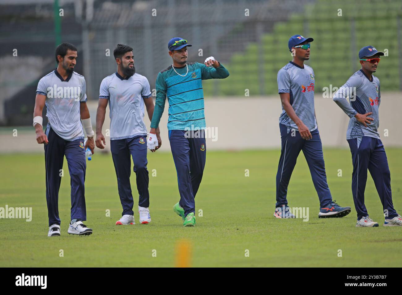 (Von links) Tanzim Hasan Sakib, Rejaur Rahman Raja, asum Ahmed, Mustafizur Rahman und Shak Mahedi Hasan während der Übungssitzung in Bangladesch Stockfoto