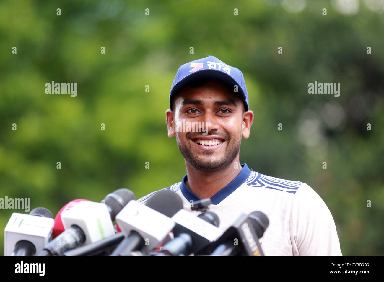 Mehidy Hasan Miraz spricht mit Journalisten, nachdem er bei SBNCS vor der zwei-Match-Test-Serie gegen Indien Mitte des Monats geübt hat, Dhaka, Stockfoto