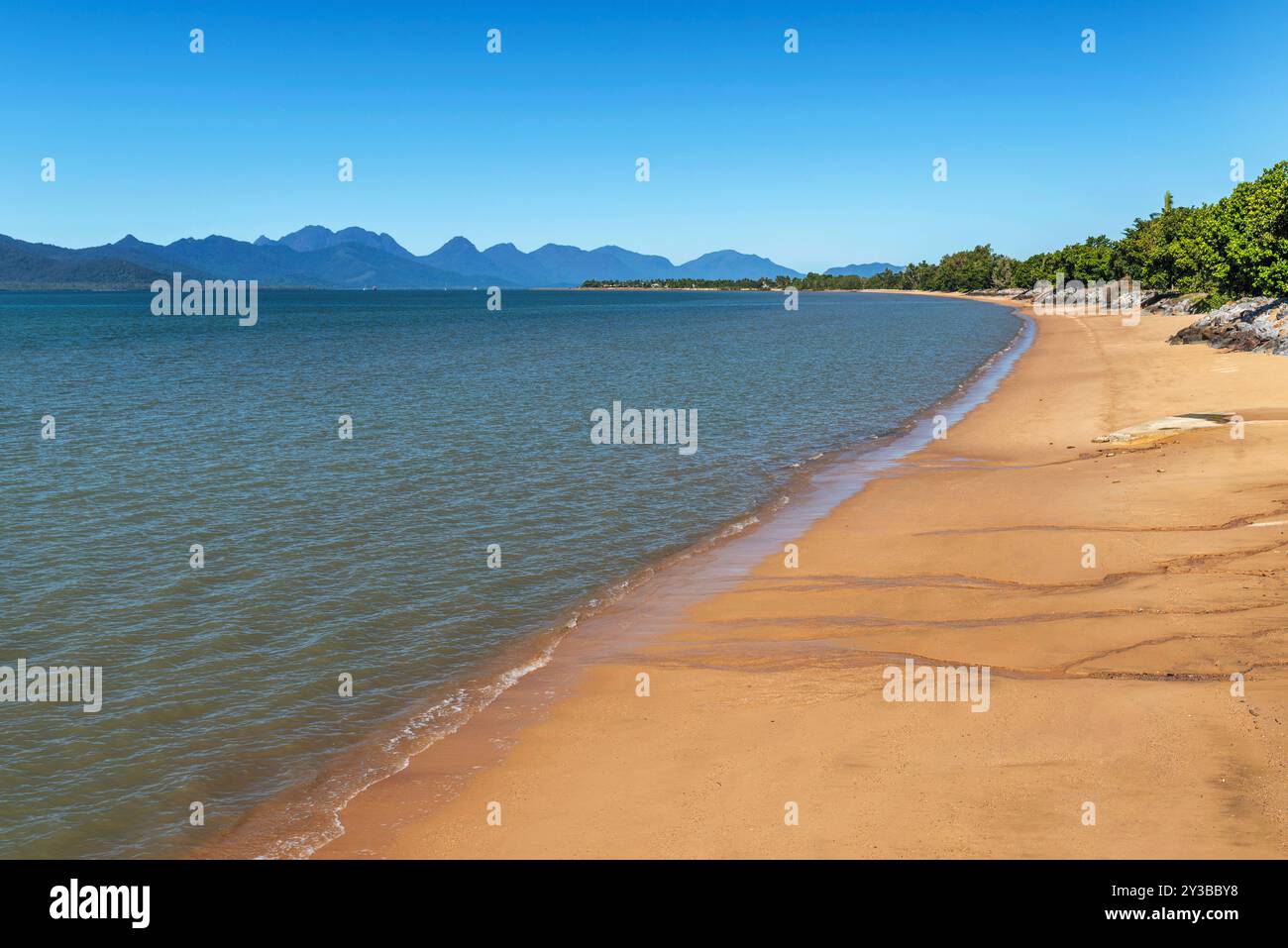 Pier und sonniger Himmel in Cardwell Town in Queensland, Australien. Cardwell ist eine Küstenstadt und ländliche Ortschaft in der Cassowary Coast Region. Stockfoto