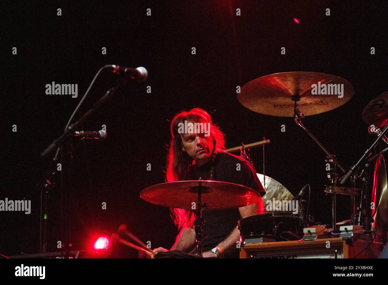 SWANS, KONZERT, GREEN MAN FESTIVAL 2013: Thor Harris Percussion der experimentellen Rockband Swans live auf der Far Out Stage beim Green man Festival 2013 im Glanusk Park, Brecon, Wales, August 2013. Foto: Rob Watkins. INFO: Swans ist eine einflussreiche amerikanische Experimental-Rock-Band, die für ihren intensiven, oft brutalen Sound bekannt ist, der Post-Punk, Industrial und Noise Rock verbindet. Unter der Leitung von Michael Gira erforscht ihre Musik die Themen Macht, Spiritualität und Transformation durch repetitive, immersive Soundlandschaften. Stockfoto