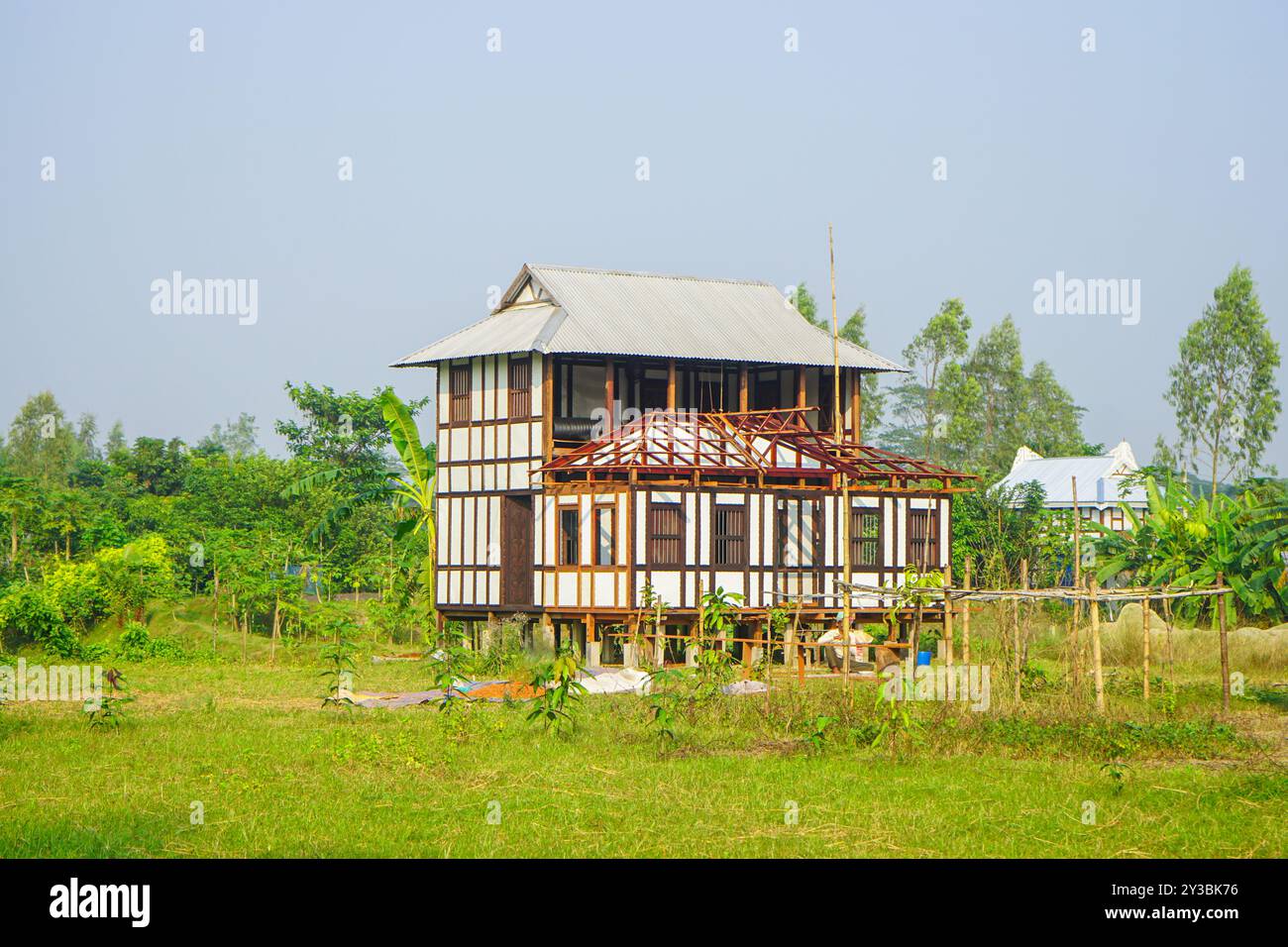 Holz- und Zinnhäuser, traditionelles Haus von Bangladesch, Dorfhäuser in Bangladesch, ländliche Gegend, Dhaka, Bangladesch (12-02-2024) Stockfoto