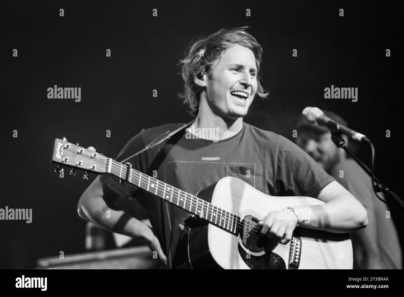 BEN HOWARD, KONZERT, GREEN MAN FESTIVAL 2013: Britischer Popstar Ben Howard als Headliner live auf der Mountain Stage beim Green man Festival 2013 im Glanusk Park, Brecon, Wales, August 2013. Foto: Rob Watkins. INFO: Ben Howard ist ein britischer Singer-Songwriter, der für seinen emotionalen, akustischen Sound bekannt ist. Seine introspektiven Texte und seine komplizierten Gitarrenarbeiten verbinden Folk-, Indie- und experimentelle Einflüsse und erforschen Themen wie Liebe, Natur und persönliches Wachstum und kreieren tief atmosphärische und reflektierende Musik. Stockfoto