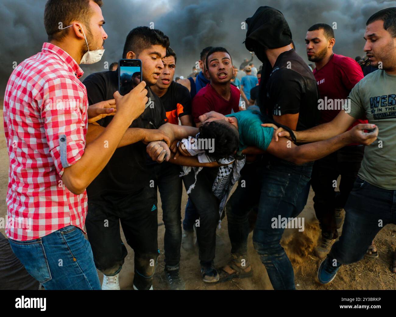 Dutzende palästinensische Demonstranten werden während der heutigen „Großen Marsch der Rückkehr“-Kundgebung durch israelische Live-Feuer und Tränengas während der Auseinandersetzungen entlang der Grenze zwischen Gaza und Israel östlich von Gaza-Stadt und in der Nähe des israelischen Außenpostens Nahal Oz verletzt. Nach Angaben des gesundheitsministeriums in Gaza wurden drei Palästinenser, darunter ein 12-jähriger Junge, Shadi Abed Elall, durch israelische Armeebeschüsse getötet, während über 200 Palästinenser bei den heutigen Protesten verletzt wurden, davon 120 durch israelische Feuer. Rund 13.000 Palästinenser, darunter viele Frauen und Kinder, demonstrierten heute am 26. Freitag in Folge an mehreren Orten Stockfoto