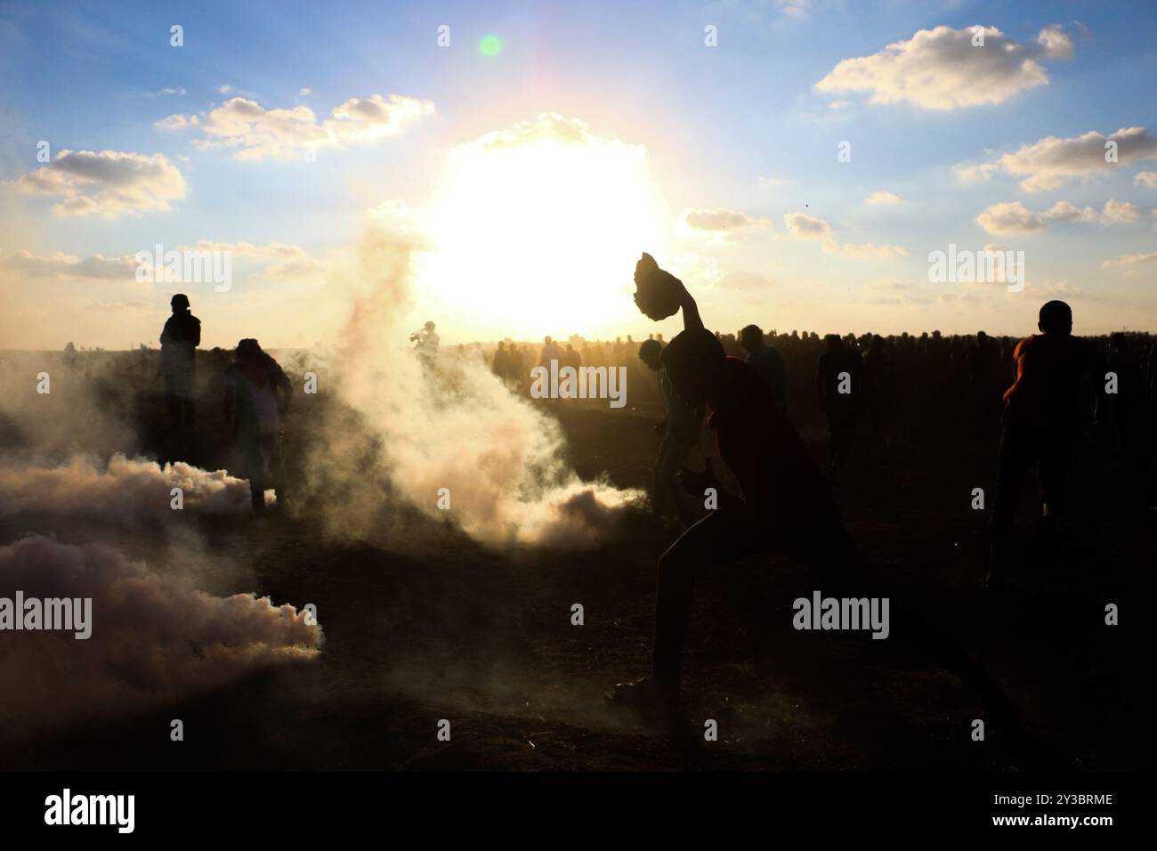Dutzende palästinensische Demonstranten werden während der heutigen „Großen Marsch der Rückkehr“-Kundgebung durch israelische Live-Feuer und Tränengas während der Auseinandersetzungen entlang der Grenze zwischen Gaza und Israel östlich von Gaza-Stadt und in der Nähe des israelischen Außenpostens Nahal Oz verletzt. Nach Angaben des gesundheitsministeriums in Gaza wurden drei Palästinenser, darunter ein 12-jähriger Junge, Shadi Abed Elall, durch israelische Armeebeschüsse getötet, während über 200 Palästinenser bei den heutigen Protesten verletzt wurden, davon 120 durch israelische Feuer. Rund 13.000 Palästinenser, darunter viele Frauen und Kinder, demonstrierten heute am 26. Freitag in Folge an mehreren Orten Stockfoto