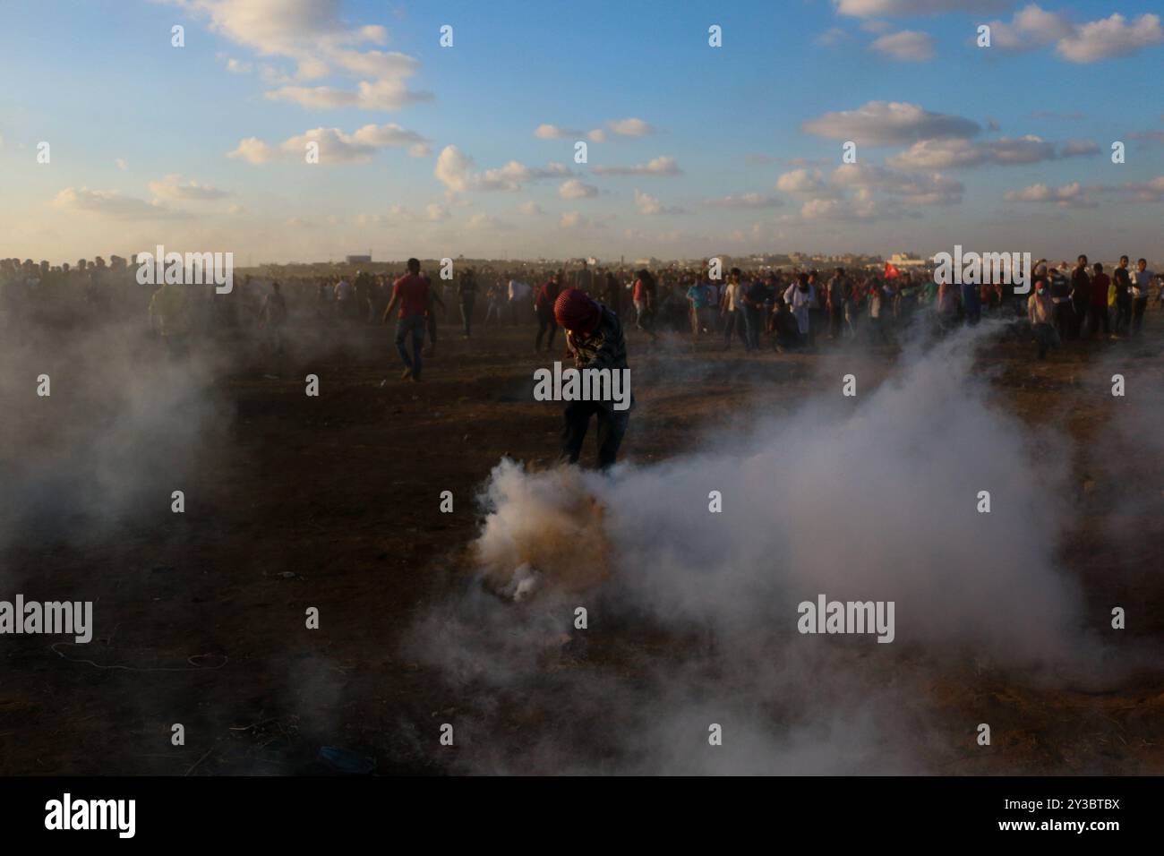 Dutzende palästinensische Demonstranten werden während der heutigen „Großen Marsch der Rückkehr“-Kundgebung durch israelische Live-Feuer und Tränengas während der Auseinandersetzungen entlang der Grenze zwischen Gaza und Israel östlich von Gaza-Stadt und in der Nähe des israelischen Außenpostens Nahal Oz verletzt. Nach Angaben des gesundheitsministeriums in Gaza wurden drei Palästinenser, darunter ein 12-jähriger Junge, Shadi Abed Elall, durch israelische Armeebeschüsse getötet, während über 200 Palästinenser bei den heutigen Protesten verletzt wurden, davon 120 durch israelische Feuer. Rund 13.000 Palästinenser, darunter viele Frauen und Kinder, demonstrierten heute am 26. Freitag in Folge an mehreren Orten Stockfoto