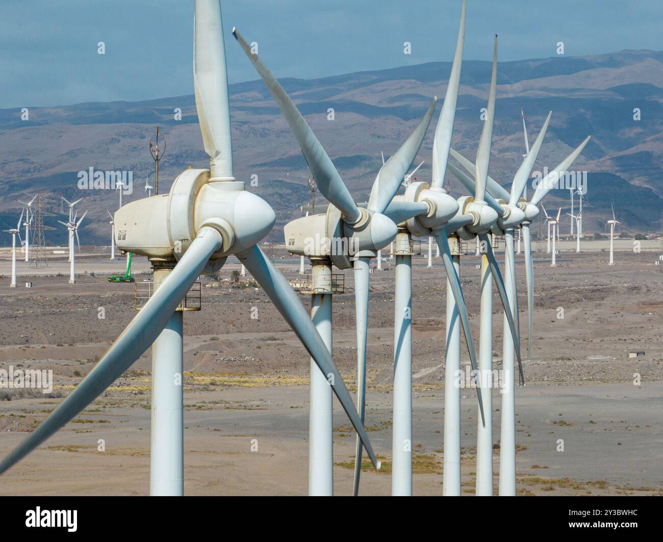 Erneuerbare Energien, Windenergie, Windturbinen, die sich bewegen, in der Nähe des Ozeans. Strom aus erneuerbaren Energiequellen. Stromversorgung. Gran Canaria Stockfoto