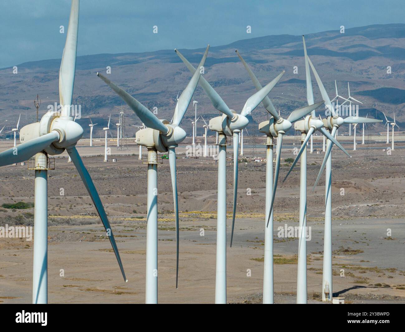 Erneuerbare Energien, Windenergie, Windturbinen, die sich bewegen, in der Nähe des Ozeans. Strom aus erneuerbaren Energiequellen. Stromversorgung. Gran Canaria Stockfoto