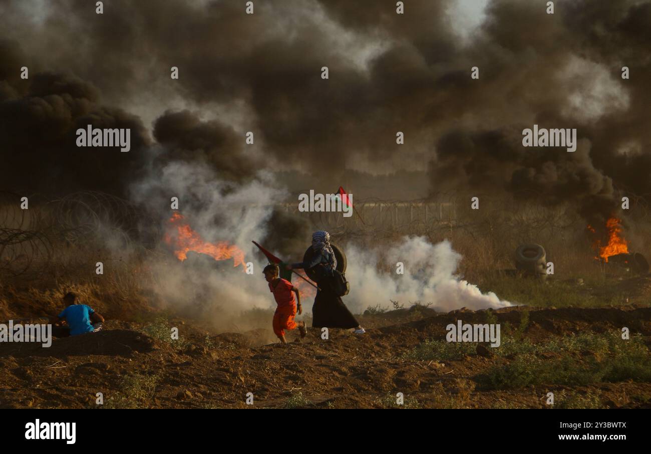 Dutzende palästinensische Demonstranten werden während der heutigen „Großen Marsch der Rückkehr“-Kundgebung durch israelische Live-Feuer und Tränengas während der Auseinandersetzungen entlang der Grenze zwischen Gaza und Israel östlich von Gaza-Stadt und in der Nähe des israelischen Außenpostens Nahal Oz verletzt. Nach Angaben des gesundheitsministeriums in Gaza wurden drei Palästinenser, darunter ein 12-jähriger Junge, Shadi Abed Elall, durch israelische Armeebeschüsse getötet, während über 200 Palästinenser bei den heutigen Protesten verletzt wurden, davon 120 durch israelische Feuer. Rund 13.000 Palästinenser, darunter viele Frauen und Kinder, demonstrierten heute am 26. Freitag in Folge an mehreren Orten Stockfoto