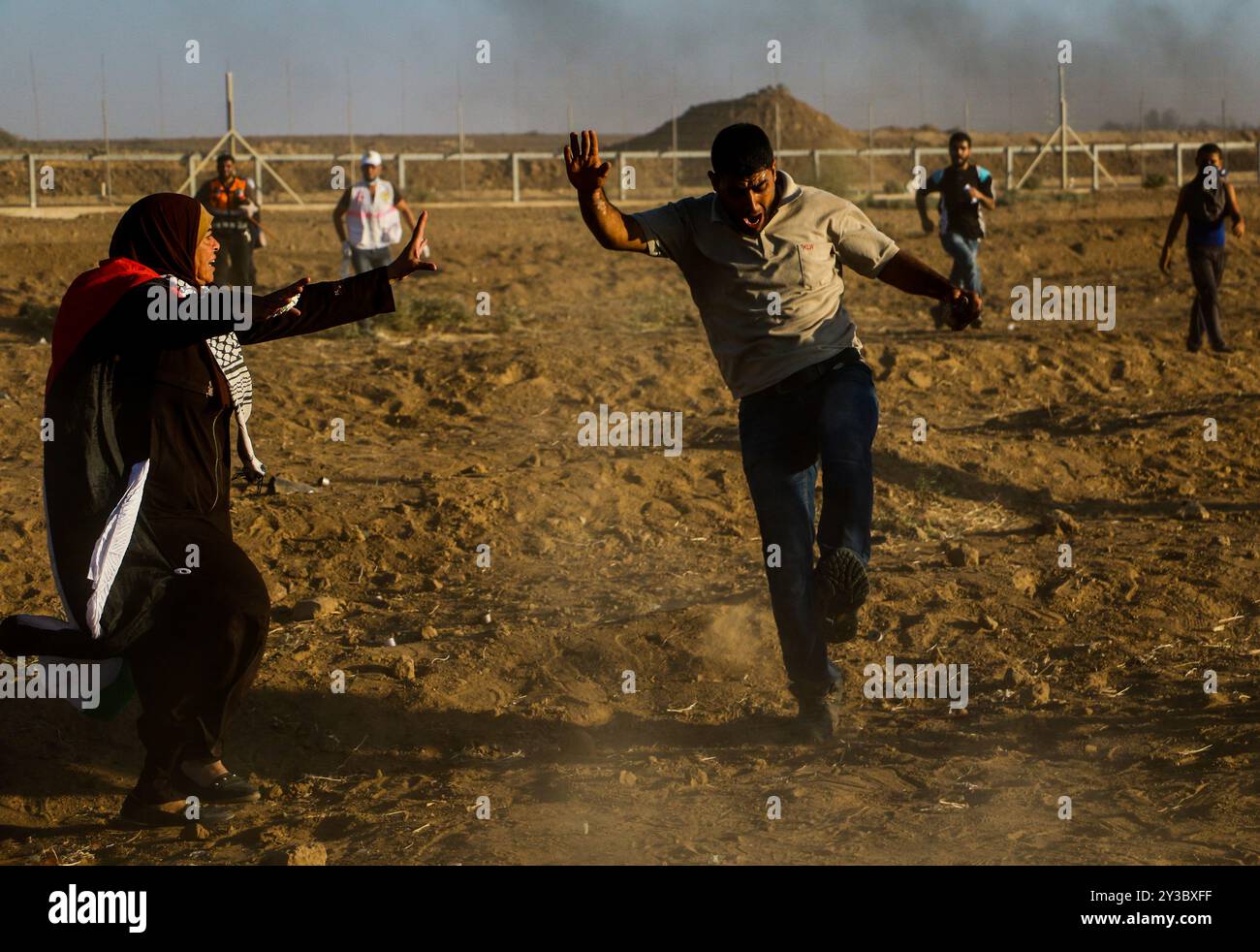 Dutzende palästinensische Demonstranten werden während der heutigen „Großen Marsch der Rückkehr“-Kundgebung durch israelische Live-Feuer und Tränengas während der Auseinandersetzungen entlang der Grenze zwischen Gaza und Israel östlich von Gaza-Stadt und in der Nähe des israelischen Außenpostens Nahal Oz verletzt. Nach Angaben des gesundheitsministeriums in Gaza wurden drei Palästinenser, darunter ein 12-jähriger Junge, Shadi Abed Elall, durch israelische Armeebeschüsse getötet, während über 200 Palästinenser bei den heutigen Protesten verletzt wurden, davon 120 durch israelische Feuer. Rund 13.000 Palästinenser, darunter viele Frauen und Kinder, demonstrierten heute am 26. Freitag in Folge an mehreren Orten Stockfoto