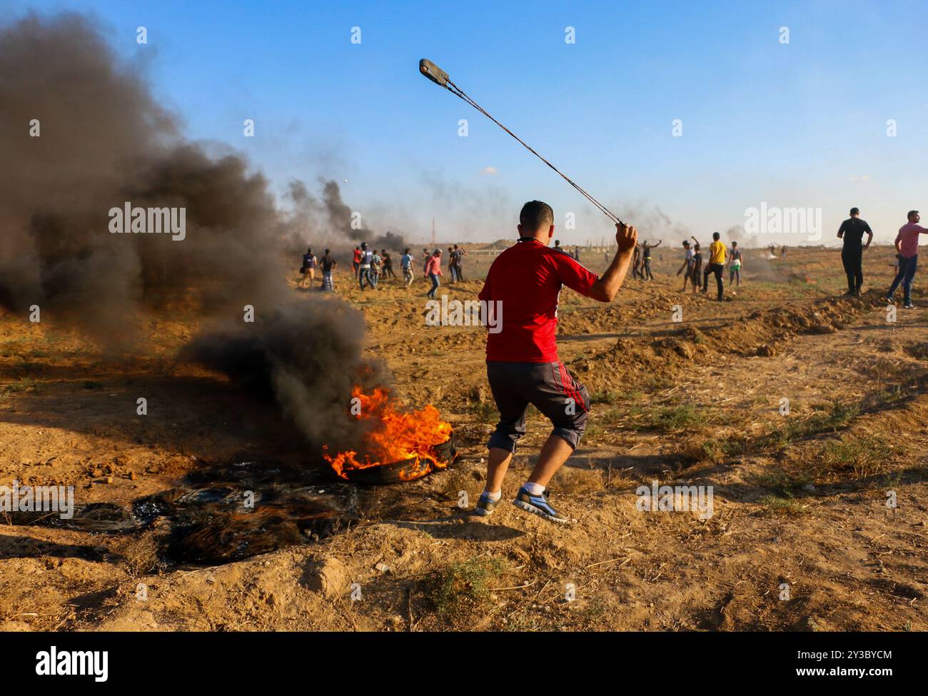Dutzende palästinensische Demonstranten werden während der heutigen „Großen Marsch der Rückkehr“-Kundgebung durch israelische Live-Feuer und Tränengas während der Auseinandersetzungen entlang der Grenze zwischen Gaza und Israel östlich von Gaza-Stadt und in der Nähe des israelischen Außenpostens Nahal Oz verletzt. Nach Angaben des gesundheitsministeriums in Gaza wurden drei Palästinenser, darunter ein 12-jähriger Junge, Shadi Abed Elall, durch israelische Armeebeschüsse getötet, während über 200 Palästinenser bei den heutigen Protesten verletzt wurden, davon 120 durch israelische Feuer. Rund 13.000 Palästinenser, darunter viele Frauen und Kinder, demonstrierten heute am 26. Freitag in Folge an mehreren Orten Stockfoto