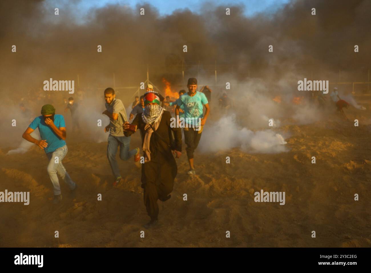 Dutzende palästinensische Demonstranten werden während der heutigen „Großen Marsch der Rückkehr“-Kundgebung durch israelische Live-Feuer und Tränengas während der Auseinandersetzungen entlang der Grenze zwischen Gaza und Israel östlich von Gaza-Stadt und in der Nähe des israelischen Außenpostens Nahal Oz verletzt. Nach Angaben des gesundheitsministeriums in Gaza wurden drei Palästinenser, darunter ein 12-jähriger Junge, Shadi Abed Elall, durch israelische Armeebeschüsse getötet, während über 200 Palästinenser bei den heutigen Protesten verletzt wurden, davon 120 durch israelische Feuer. Rund 13.000 Palästinenser, darunter viele Frauen und Kinder, demonstrierten heute am 26. Freitag in Folge an mehreren Orten Stockfoto