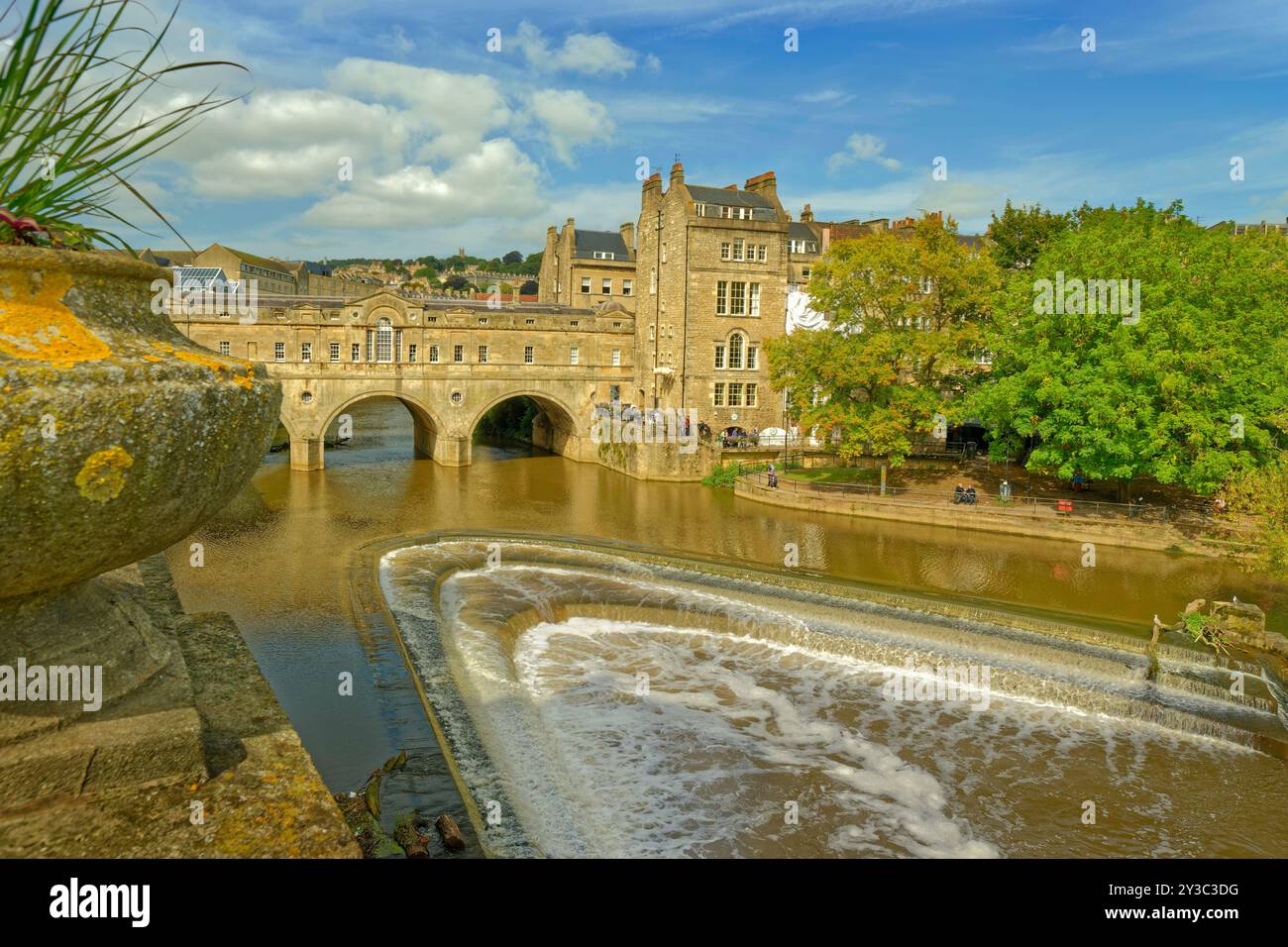 Die Pulteney Bridge überspannt den Fluss Avon in Bath in Somerset, England, Großbritannien. Stockfoto