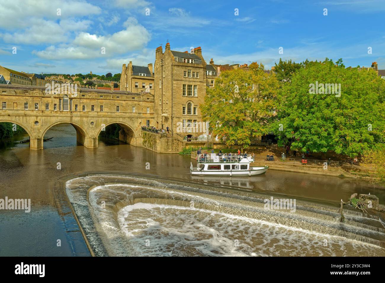 Die Pulteney Bridge überspannt den Fluss Avon in Bath in Somerset, England, Großbritannien. Stockfoto