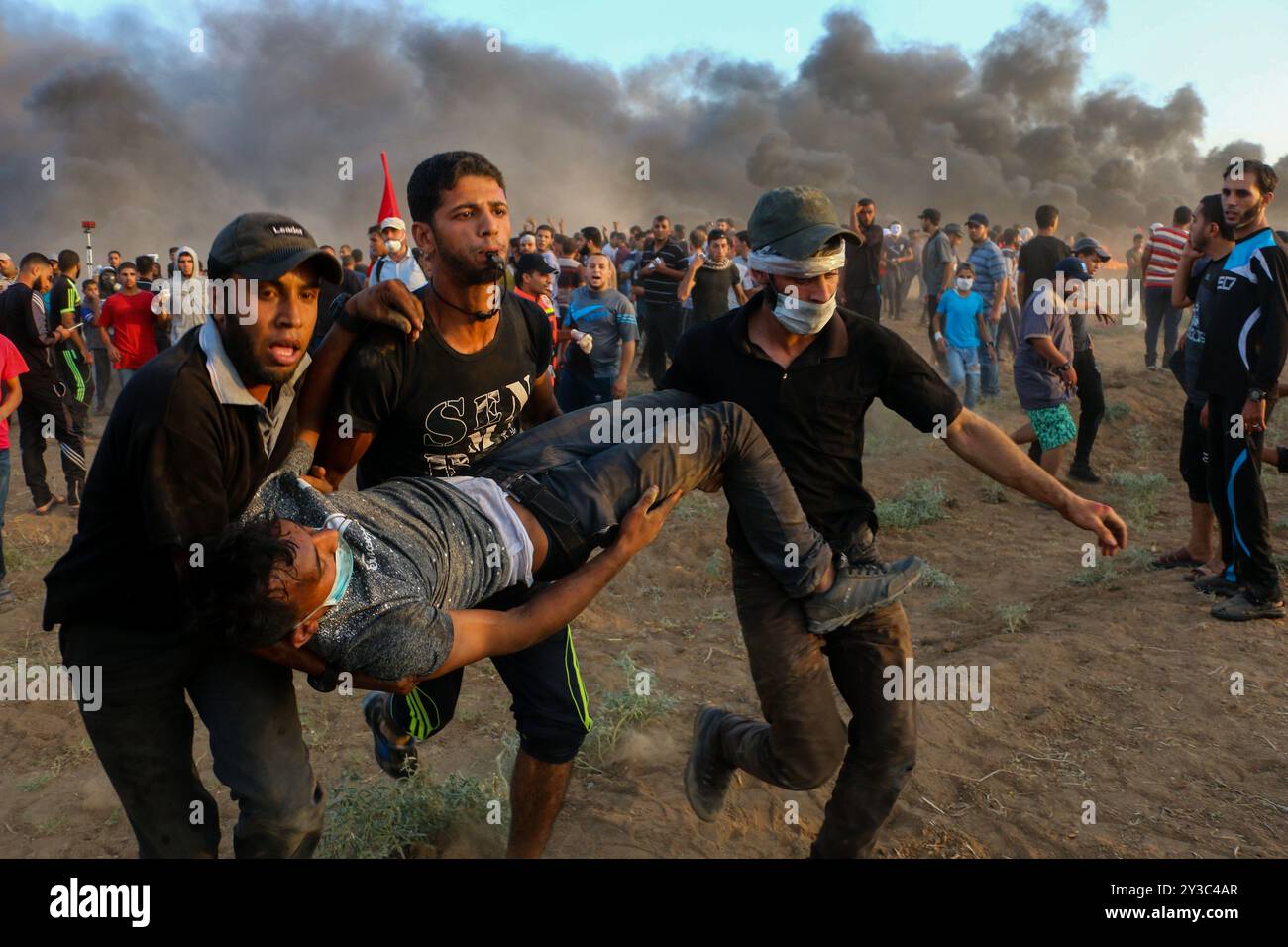 Dutzende palästinensische Demonstranten werden während der heutigen „Großen Marsch der Rückkehr“-Kundgebung durch israelische Live-Feuer und Tränengas während der Auseinandersetzungen entlang der Grenze zwischen Gaza und Israel östlich von Gaza-Stadt und in der Nähe des israelischen Außenpostens Nahal Oz verletzt. Nach Angaben des gesundheitsministeriums in Gaza wurden drei Palästinenser, darunter ein 12-jähriger Junge, Shadi Abed Elall, durch israelische Armeebeschüsse getötet, während über 200 Palästinenser bei den heutigen Protesten verletzt wurden, davon 120 durch israelische Feuer. Rund 13.000 Palästinenser, darunter viele Frauen und Kinder, demonstrierten heute am 26. Freitag in Folge an mehreren Orten Stockfoto