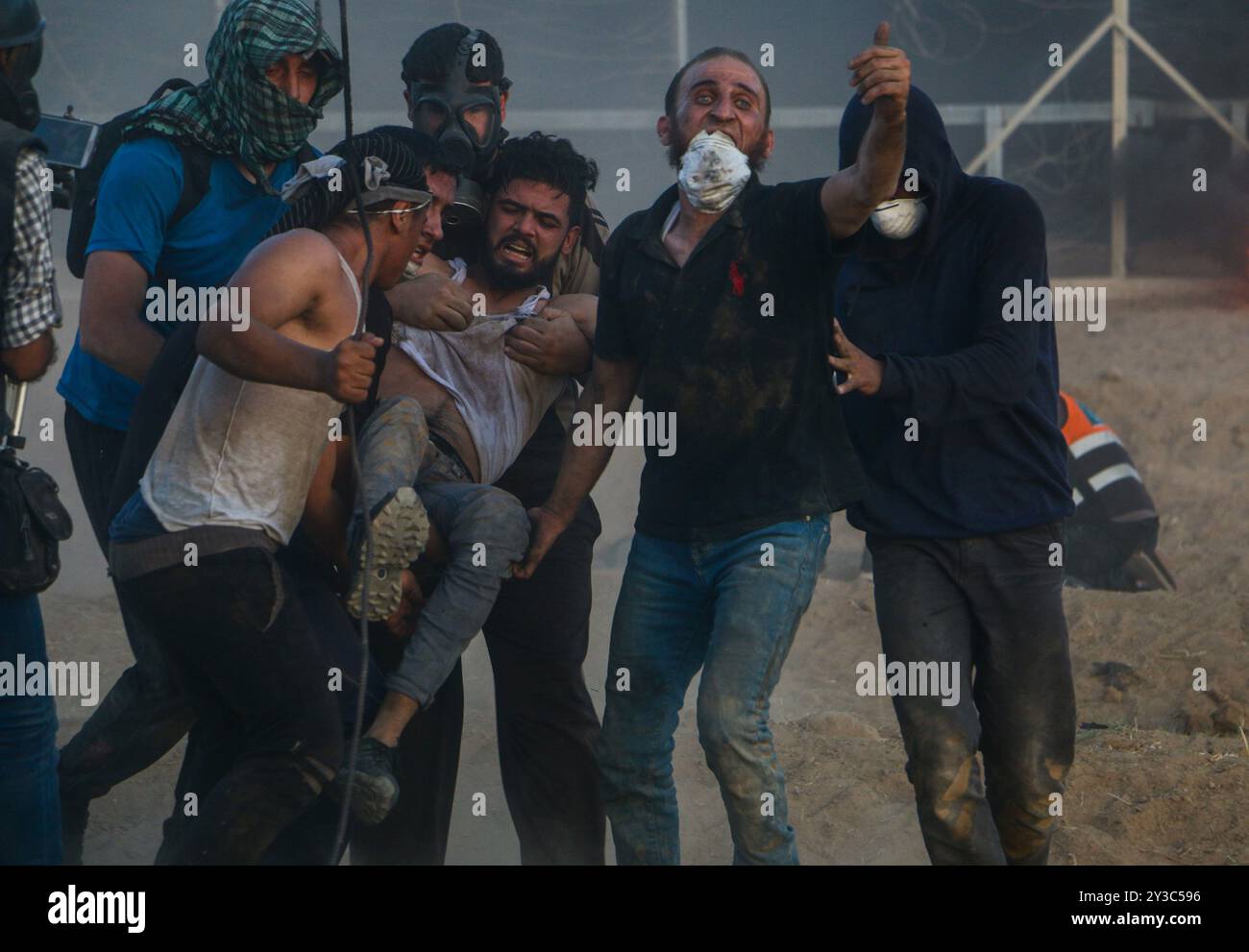 Dutzende palästinensische Demonstranten werden während der heutigen „Großen Marsch der Rückkehr“-Kundgebung durch israelische Live-Feuer und Tränengas während der Auseinandersetzungen entlang der Grenze zwischen Gaza und Israel östlich von Gaza-Stadt und in der Nähe des israelischen Außenpostens Nahal Oz verletzt. Nach Angaben des gesundheitsministeriums in Gaza wurden drei Palästinenser, darunter ein 12-jähriger Junge, Shadi Abed Elall, durch israelische Armeebeschüsse getötet, während über 200 Palästinenser bei den heutigen Protesten verletzt wurden, davon 120 durch israelische Feuer. Rund 13.000 Palästinenser, darunter viele Frauen und Kinder, demonstrierten heute am 26. Freitag in Folge an mehreren Orten Stockfoto